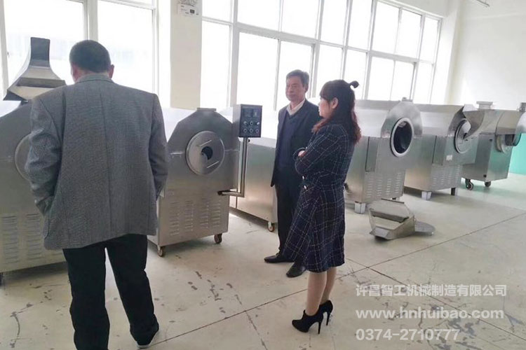 長(zhǎng)葛客戶(hù)考察多功能炒貨機(jī).jpg