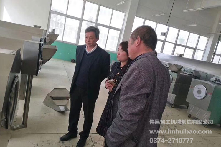長(zhǎng)葛客戶(hù)考察多功能炒貨機(jī)現(xiàn)場(chǎng).jpg